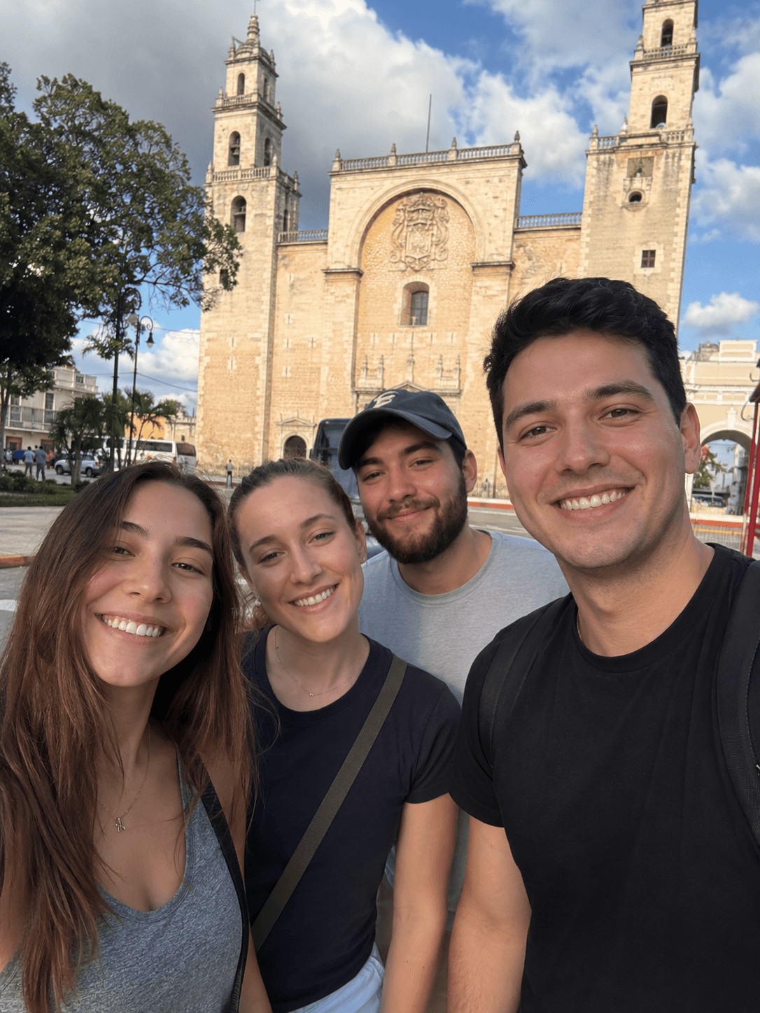 A group of people meeting over Zoom to practice Spanish